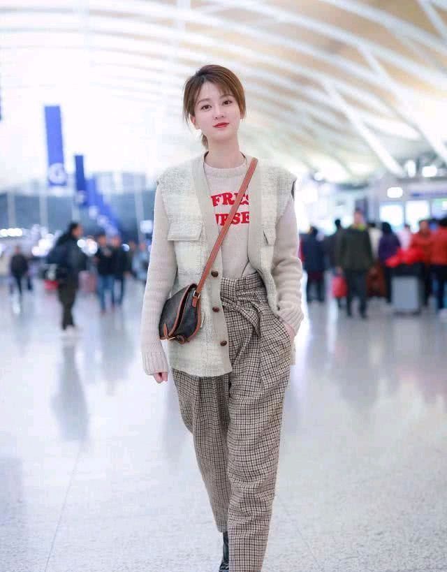  佩戴■今年春天，穿针织品而不是紧身裤。向明星学习佩戴这五本《下装》。很时髦