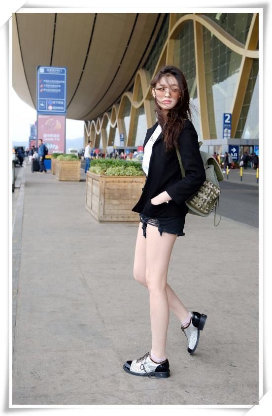 林允真敢穿！超短裤再提高0.5cm全露光，网友：两根毛该剪了