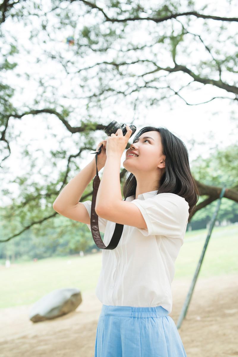 穿白衬衫的短发素颜大眼女孩写真