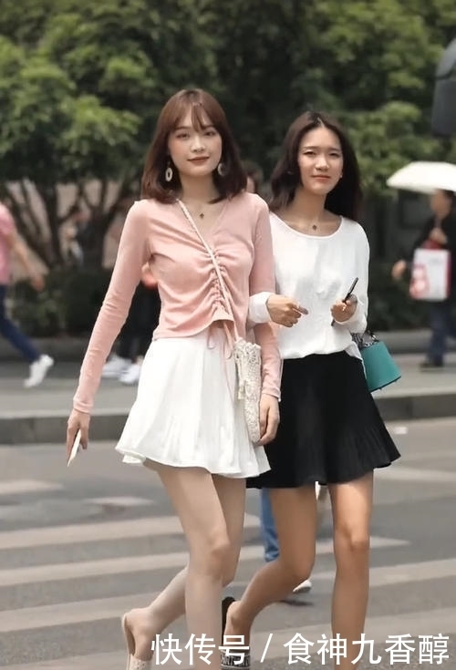  美女|美女太“年轻”了,和女神穿闺蜜装,腿像10年没洗一样,佩服！