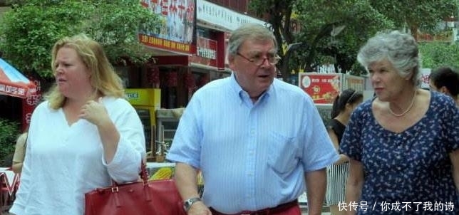 外出旅游，中国人喜欢拖着箱子，老外却喜欢背着包，这是为啥呢？