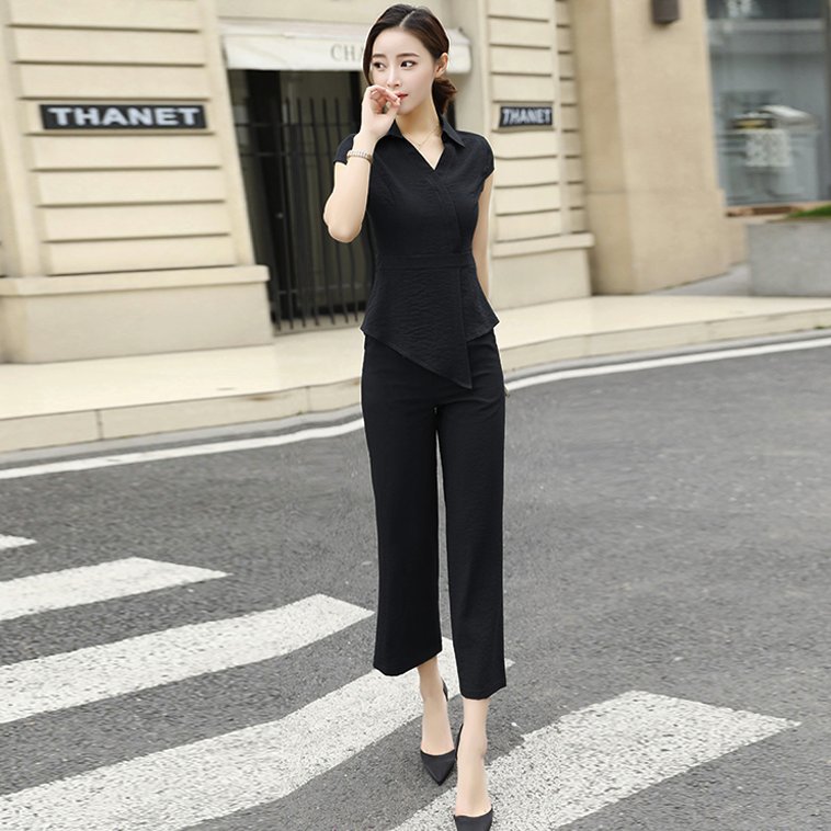 悄悄的告诉你，现在的女人都不穿裙子，巨流行的套装，显嫩又洋气