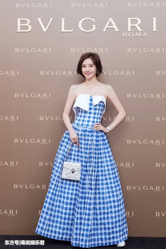 唐艺昕太厉害了，为秀小蛮腰上身竟打满“马赛克”，却意外好看!