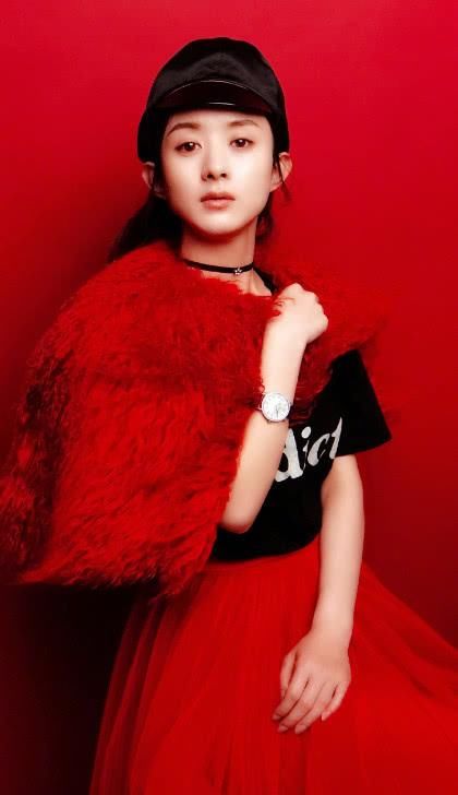 赵丽颖一袭红裙撞衫王丽坤,两大纯天然女神,却一个尴尬一个妩媚