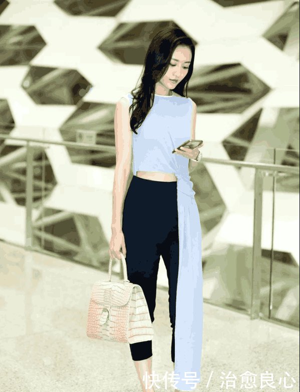 王鸥一身牛仔连体裤美出新高度! 网友 我就好奇她上厕所怎么办