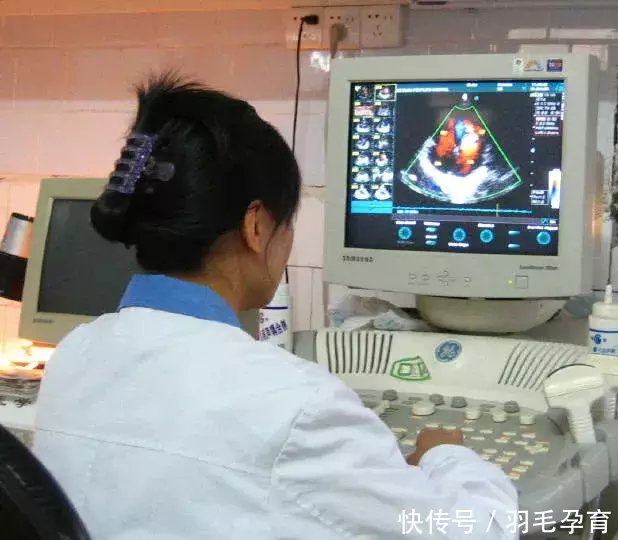 怀孕9个月羊水破了,孕妇独自走去医院,孩子出