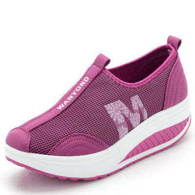 现在早已不兴穿凉鞋了，都流行穿这几款新潮摇摇鞋，时尚又养脚