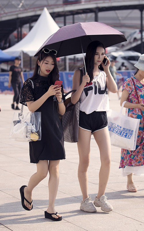 街拍路人,女生夏天必备的时尚搭配,让你彰显出大方优雅的曲线美