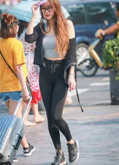 街拍紧身热裤小姐姐，运动风范姣好身材展现无遗