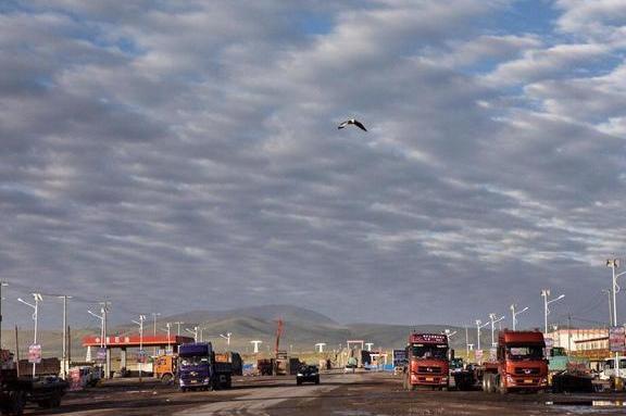 中国有一个镇，比台湾岛还要大，只是人口有点少，还不到2000人