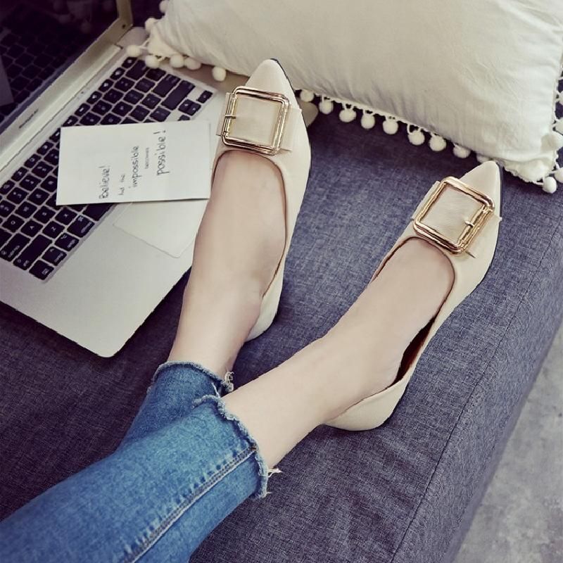 女人别老穿高跟鞋了，先时兴“平底鞋”舒适不臭脚，行走0负担