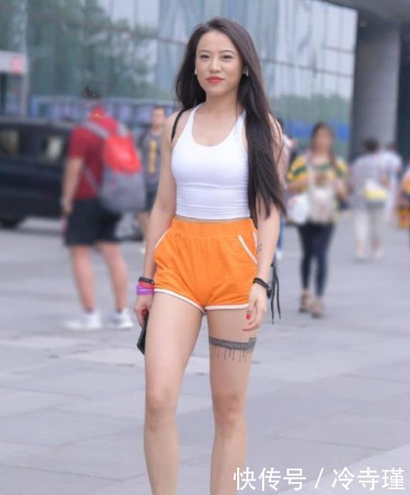  [女人]街拍美女：有着天使笑容的小姐姐，美搭时尚热裤，更显女人魅力！