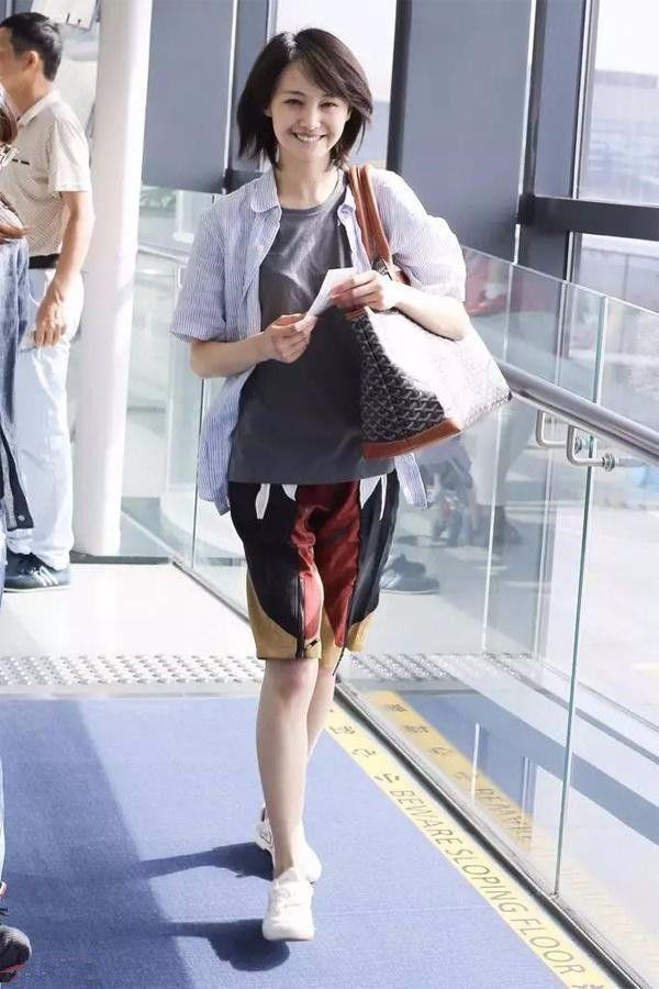 几年前郑爽还穿高跟鞋, 美的妩媚, 如今穿平底鞋随性自然!