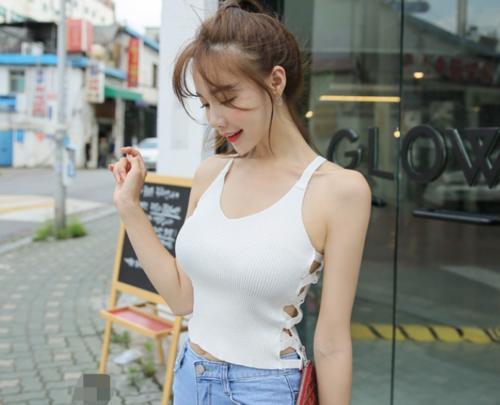 紧身牛仔裤的美女，小姐姐显得身材很有魅力！