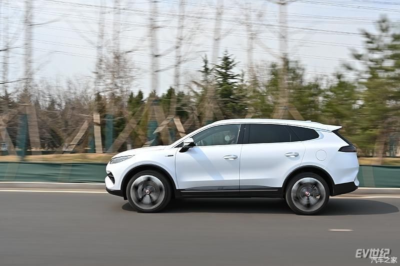  『加速能力』实在没办法太低调，“多姿势”体验全新腾势X PHEV