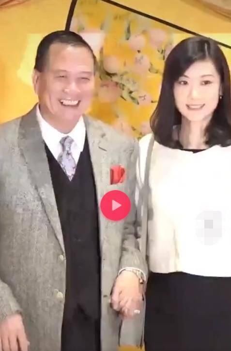  「老态」港星万梓良近况公开，皱纹白发尽显老态，与娇妻合照很幸福