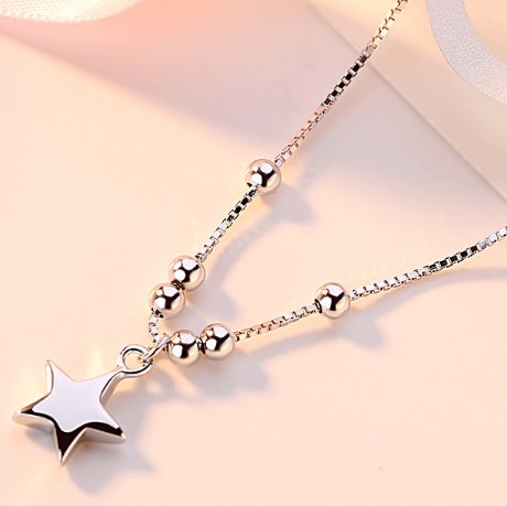 一条精致脚链，戴着更能衬托小女人气质，三寸金莲，显纤细玉足