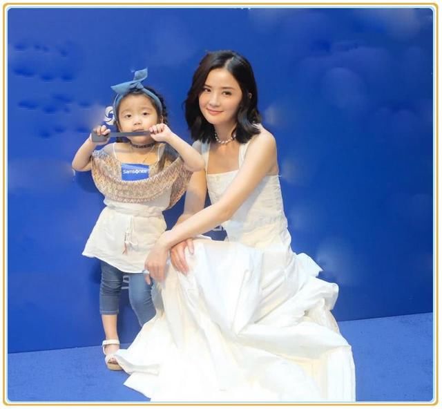 当90斤阿Sa和96斤高圆圆同穿吊带裙，才发现微胖这么占优势