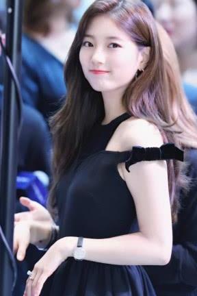 裴秀智与林志玲穿同款，差距太大，明星与模特的差别一看便知！