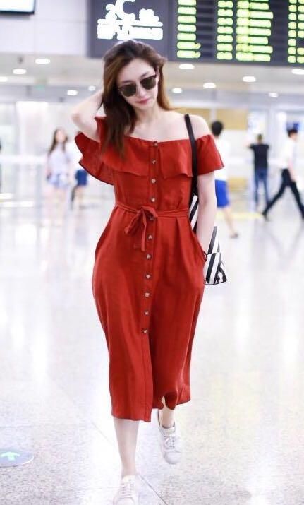 江疏影现身机场，红色连衣裙十分惊艳，网友：怪不得胡歌会偷瞄