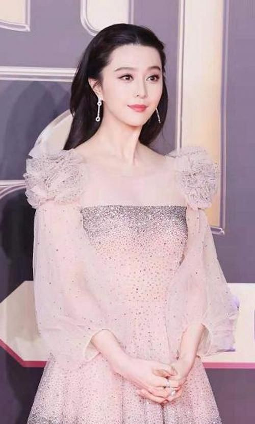  『美女』美女粉色针织衫配上牛仔短裙，十分婉约动人