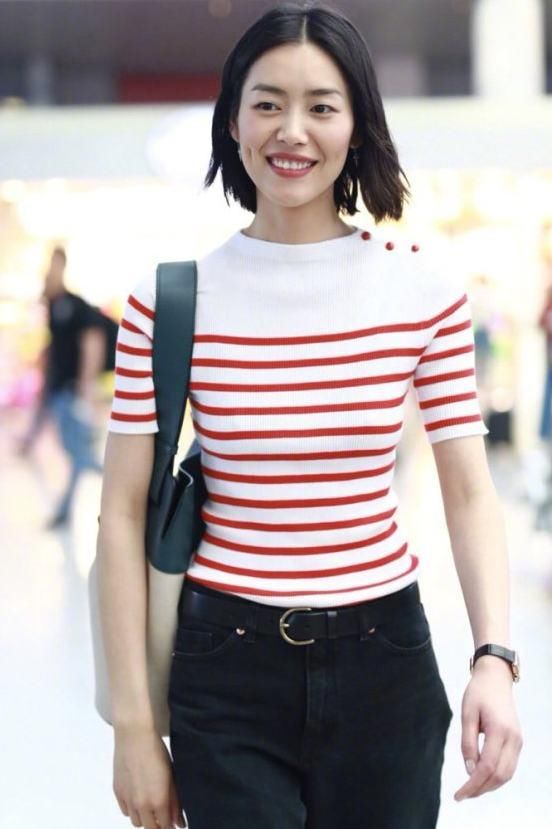 178刘雯齐肩短发现身机场，清新甜美，网友：笑起来被酒窝醉倒