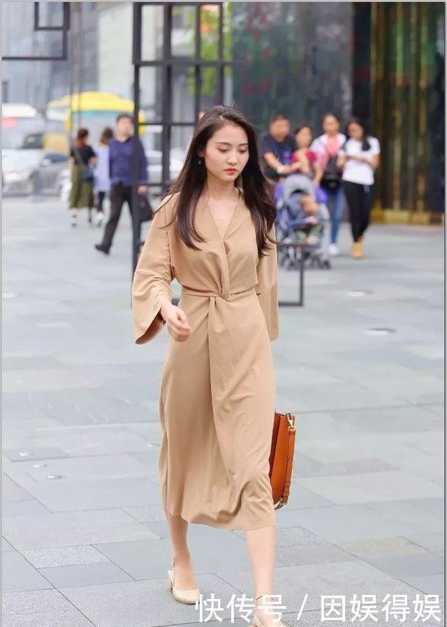  「气质」街拍小姐姐有些高冷的气质，浅绿色连衣裙外搭开衫，魅力无限