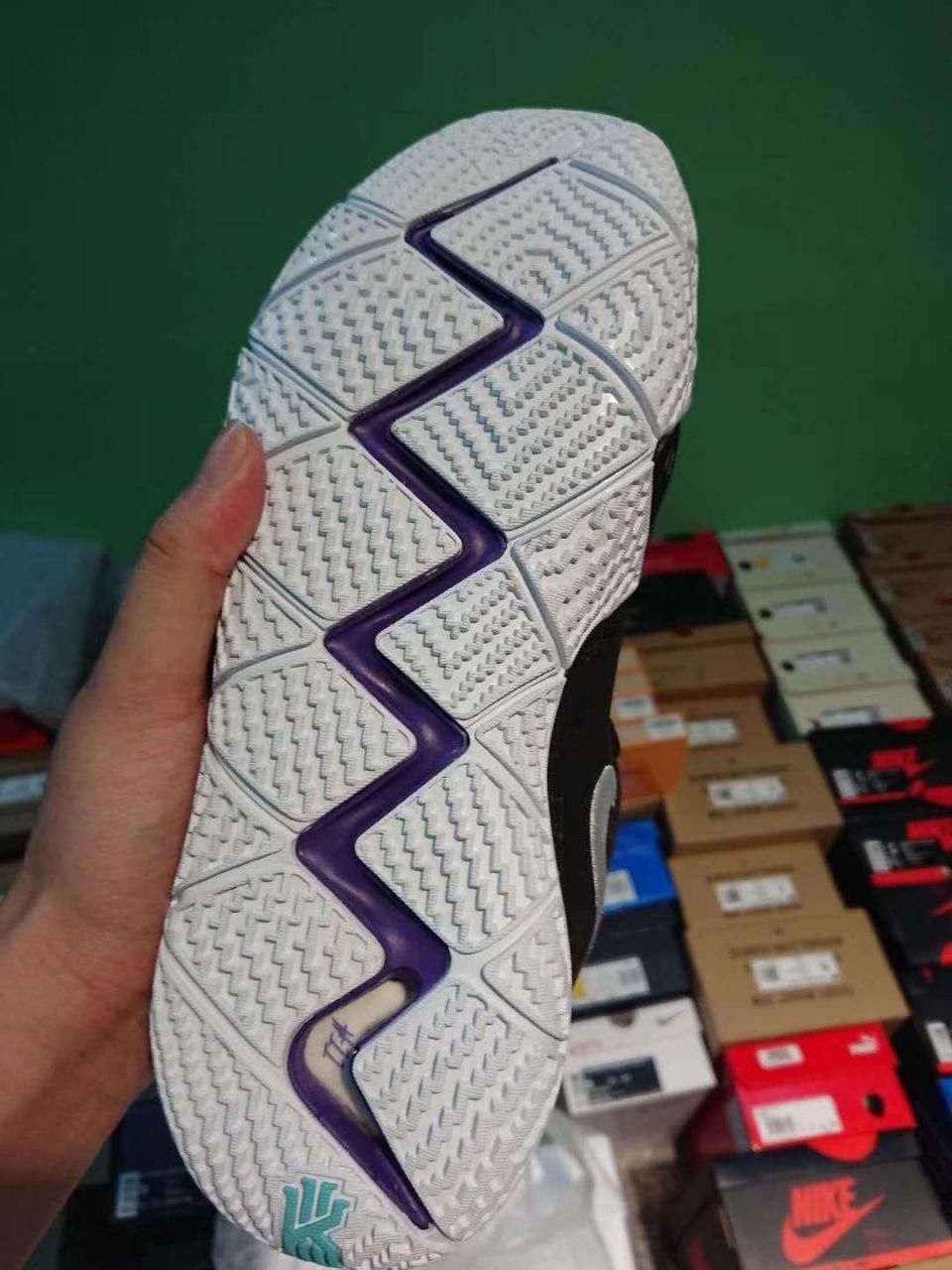 给自家汉子买东西，想送男朋友一双鞋，400以内有什么好推荐吗?