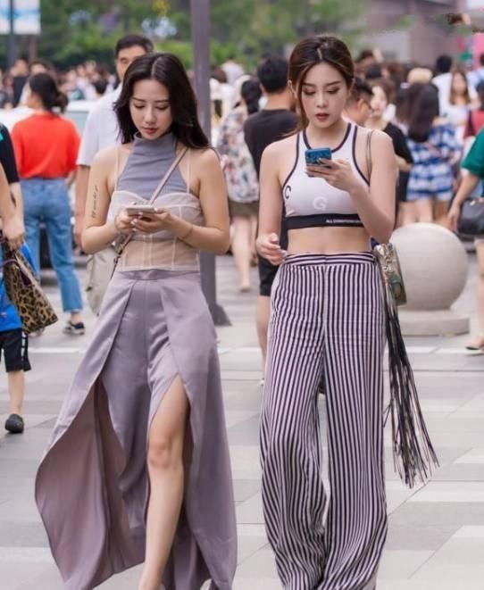 街拍：美女穿热裤露出大长腿, 身材曲线完美展现!