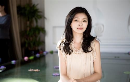 大S剥虾论疯传，夫妻恩爱招质疑，网友：这波操作为七夕？