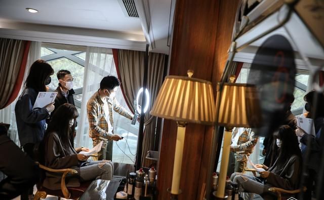  『爆款』造型师“云复工”做直播 女生扎堆爱上Lisa刘海 成今年爆款发型