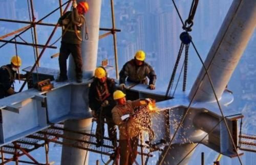  「农民」工地“闹工荒”，包工头直言：以后给再多钱也没有农民