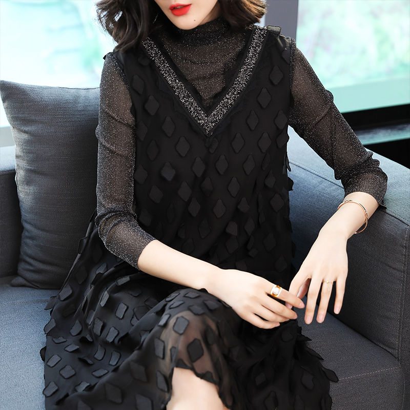 天气渐渐变凉，一件精致秋裙就能解决换季烦恼，优雅又有气质