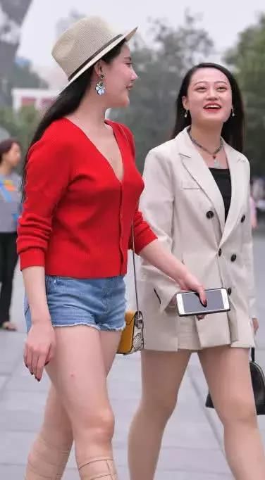 微胖小姐姐与闺蜜逛街有说有笑，心情很好