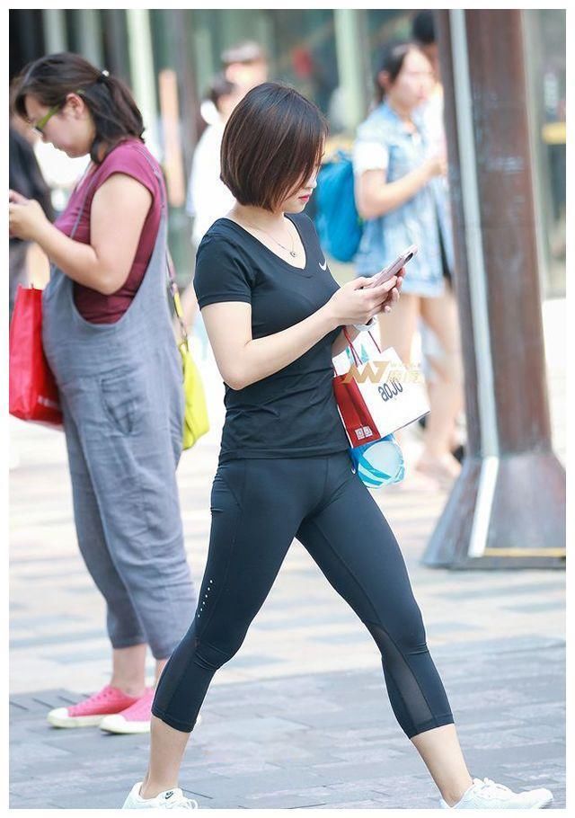 街拍美女：紧身打底裤轻松穿出优雅高级感，干练清爽！