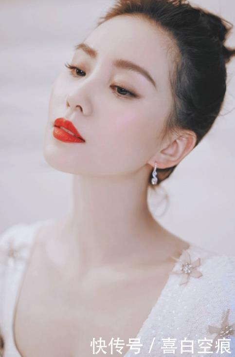 『气质』刘诗诗一点不显老,扎丸子头配一条白色连衣裙,彰显出了优雅气质