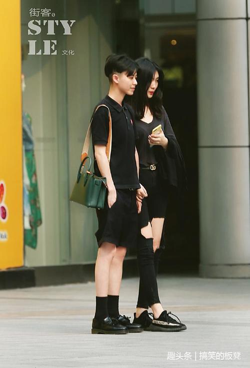 路人街拍：小姐姐把上衣塞进短裤的穿搭更显高瘦，丝袜性感