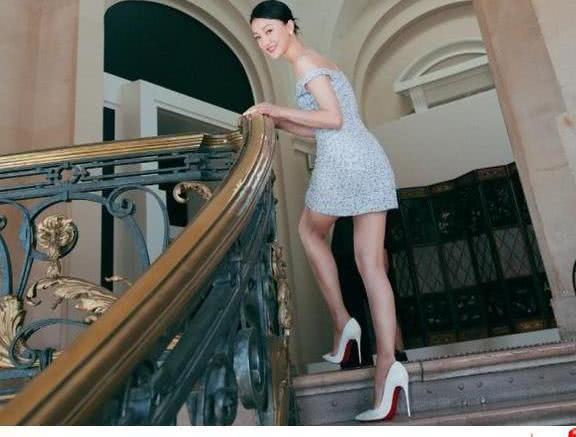 周迅豁出去了,前面挖空的地方让人脸红,网友:高圣远不介意吗?