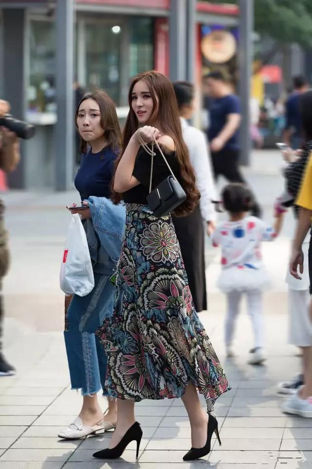 美女小姐姐优雅大方倾城倾国，迷倒万千路人！