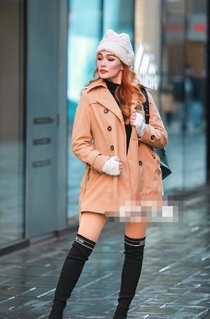  性感■路人街拍，小姐姐脚踩黑色过膝的高跟鞋，给人一种很性感的感觉