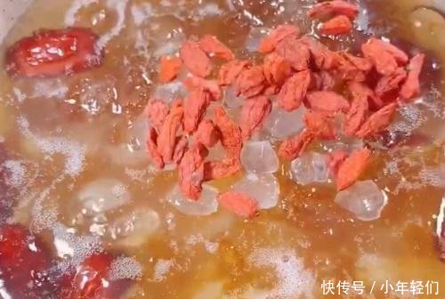 「桃胶炖奶」一到冷天,我从不用化妆品,每天喝一碗它,面色红润,色斑也没了!