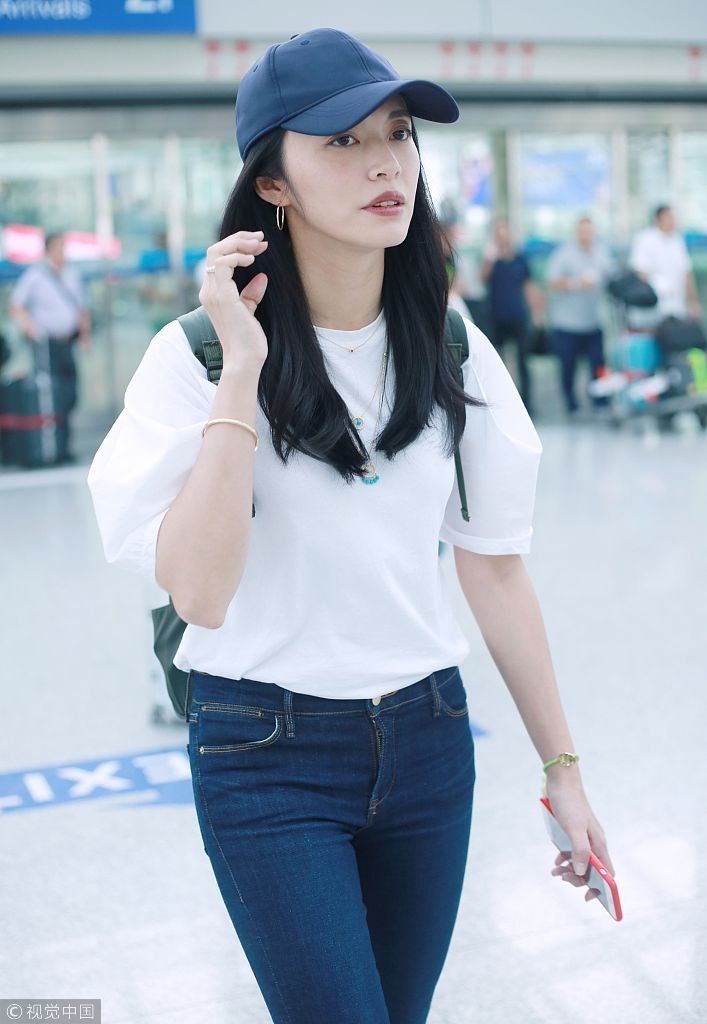 “辣妈”姚晨撩发秀婚戒眼睛无神显疲惫  背双肩包疾走展长腿青春