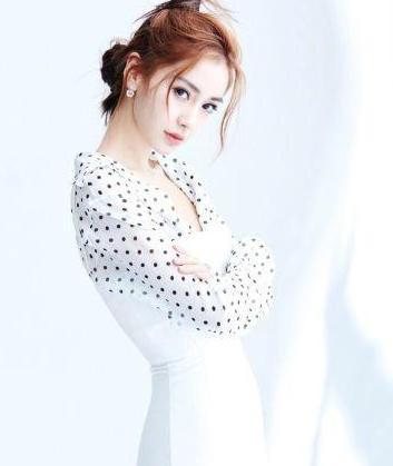 杨颖一身薄纱裙宛如仙女下凡, 给人眼前一亮的感觉!