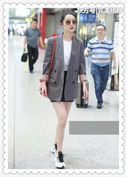 赵雅芝胆真大！63岁学27岁李沁穿西服裙，网友：看腿就输了！