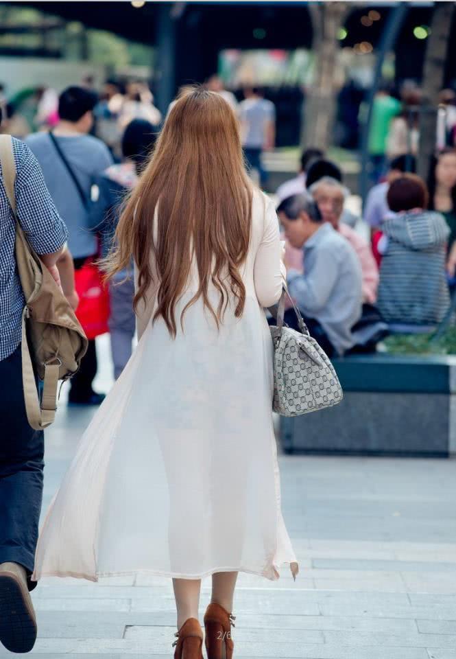 成熟丰满白皙少妇，碎花小短裤配紧身v领短袖勾勒完美身材