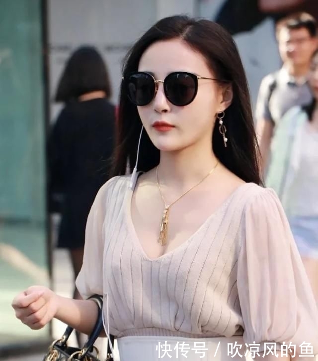 女生:纯色衬衫怎么搭配显气质 优雅女生衬衫搭配示范