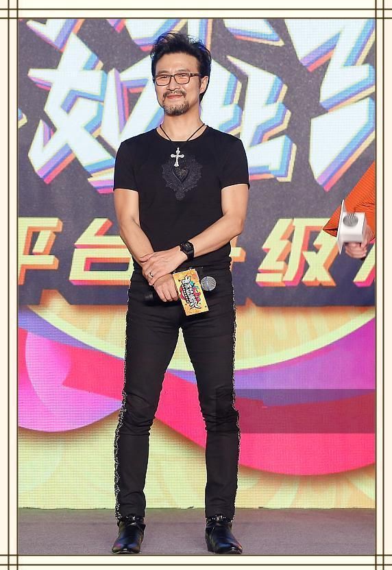 当汪峰脱下皮裤换上紧身裤，网友直呼：辣眼睛！这八字腿型太尴尬