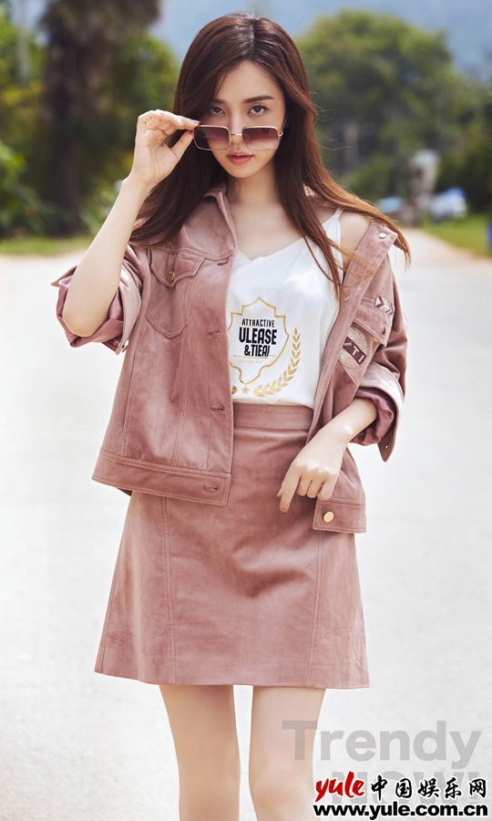 王晓晨诠释个性女王街头美学 有颜有型酷帅性感