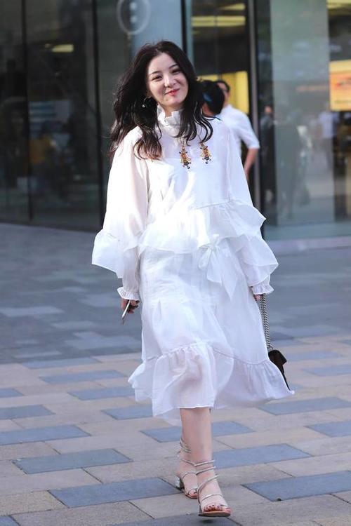 美女散步，青春靓丽亭亭玉立，是你的菜吗？