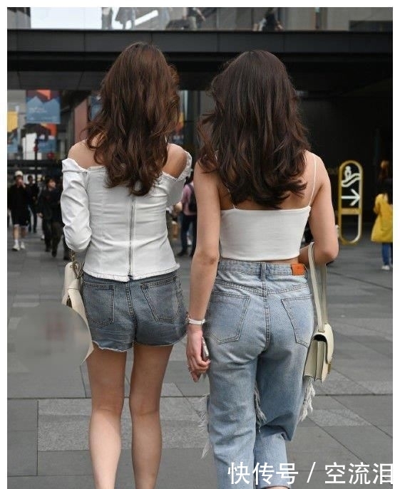 女生:街拍:美丽女生你真行,拥有这样的姿本才敢挑战这套衣服